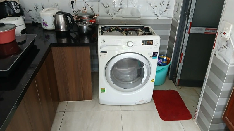 Kỹ thuật viên Trung Điện Lạnh kiểm tra máy giặt Electrolux báo lỗi E10 tại Quán Bàu, TP Vinh