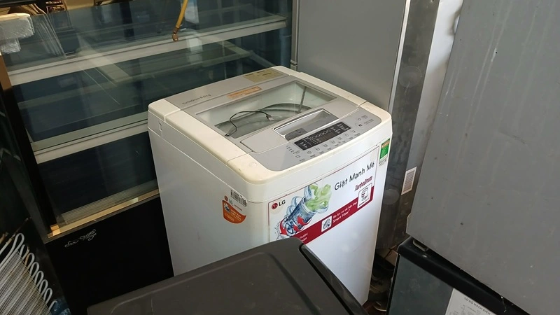 Kỹ thuật viên chuẩn bị sửa máy giặt LG lồng đứng lỗi không vắt tại nhà khách hàng ở phường Vinh Hưng