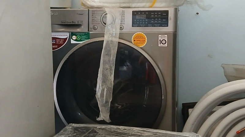 Máy giặt LG không mở được cửa đang được kiểm tra tại nhà khách hàng ở phường Vinh Hưng