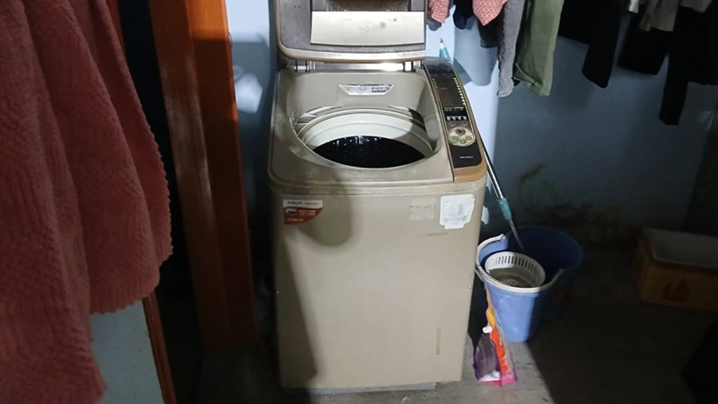 Kỹ thuật viên Trung Điện Lạnh kiểm tra và sửa máy giặt Sanyo lồng đứng tại nhà khách hàng ở phường Vinh Phú, TP Vinh.