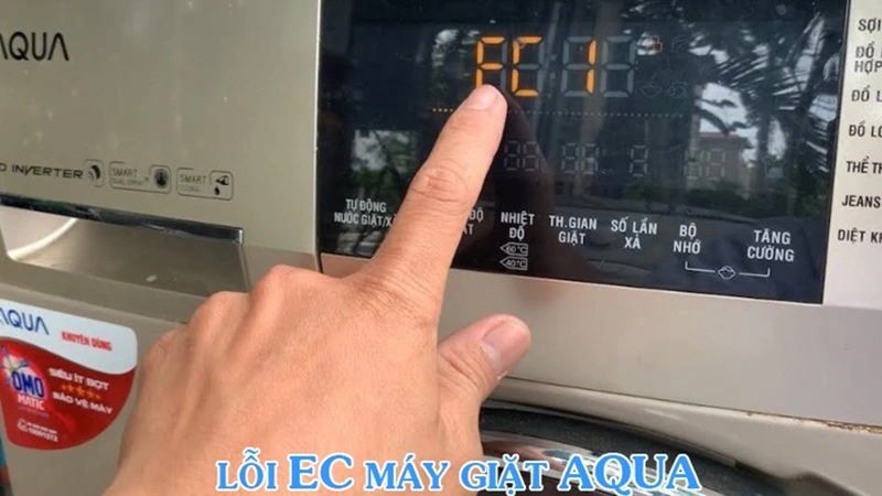 Kỹ thuật viên sửa máy giặt Aqua báo lỗi EC tại phường Cửa Lò