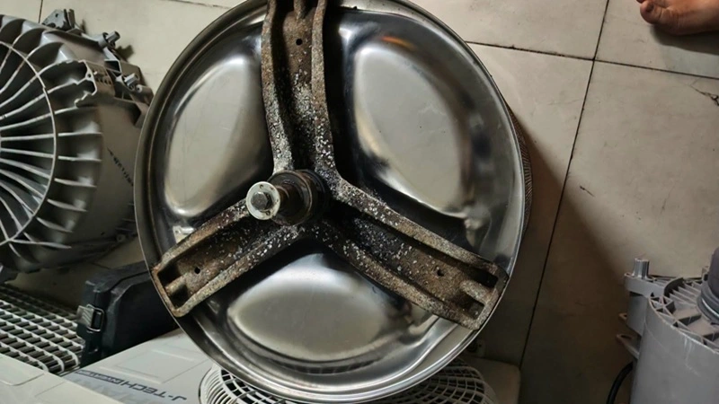 Kỹ thuật viên vệ sinh máy giặt LG lồng ngang tại phường Cửa Lò