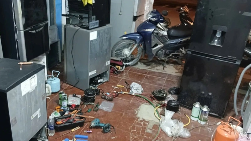 Kỹ thuật viên Trung Điện Lạnh thay block và bơm gas tủ lạnh Aqua 90 lít tại TP Vinh