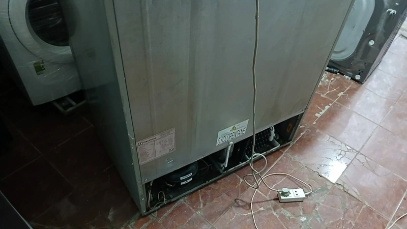 Kỹ thuật viên Trung Điện Lạnh kiểm tra hoạt động của tủ lạnh Samsung Side by Side tại TP Vinh