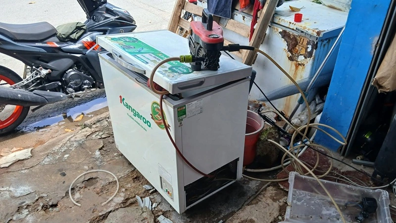 Thợ Trung Điện Lạnh thử xì tủ đông tại phường Cửa Lò