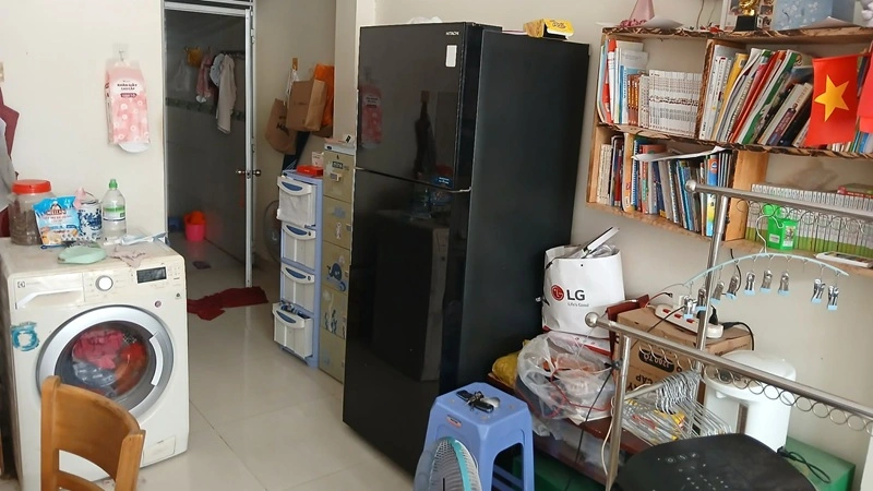 Kỹ thuật viên thay block tủ lạnh Hitachi tại nhà ở phường Trường Vinh