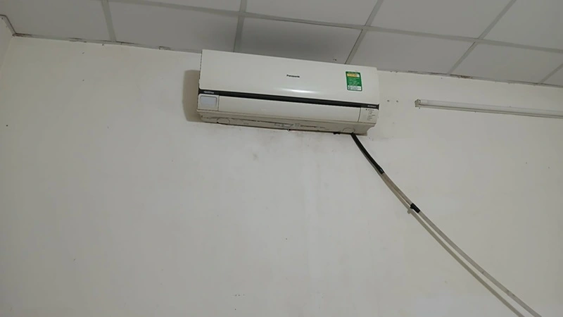 Kỹ thuật viên kiểm tra máy lạnh mất lạnh tại phường Vinh Hưng TP Vinh