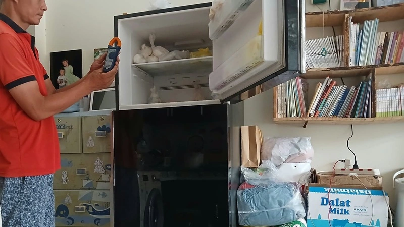 Kỹ thuật Trung Điện Lạnh kiểm tra tủ lạnh cũ tại Quận 5