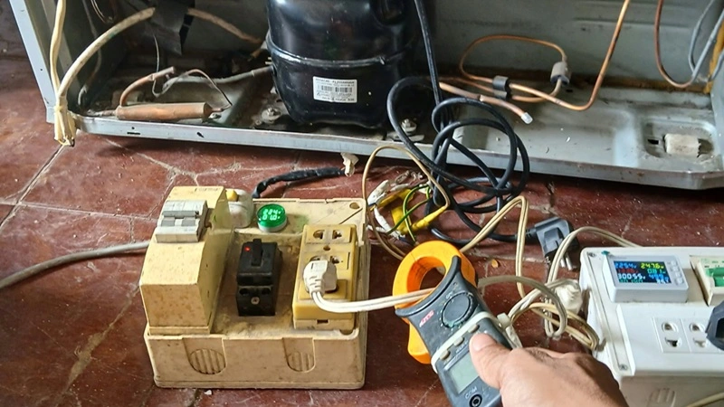 Nhân viên Trung Điện Lạnh kiểm tra tủ lạnh cũ tại Quận 10 trước khi báo giá cho khách.