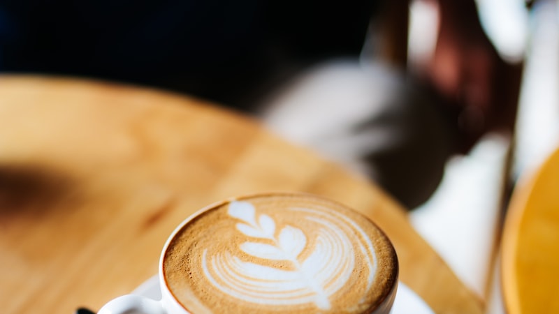 Barista realisant un latte art avec une machine espresso semi-automatique