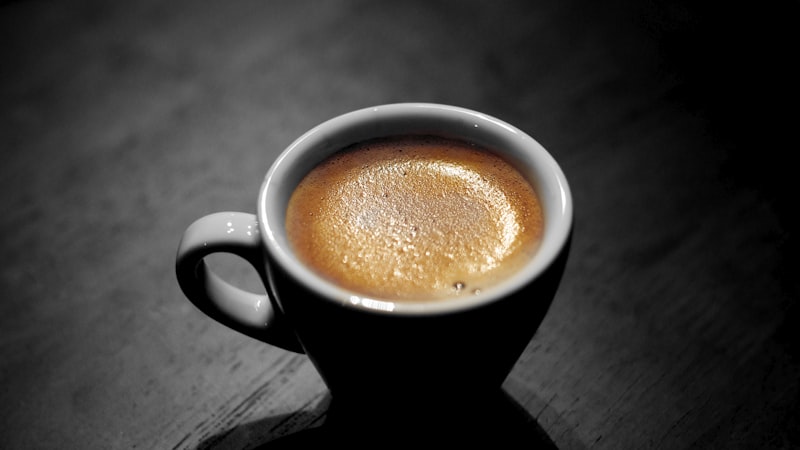 Double espresso s'ecoulant du porte-filtre avec une crema tigeree