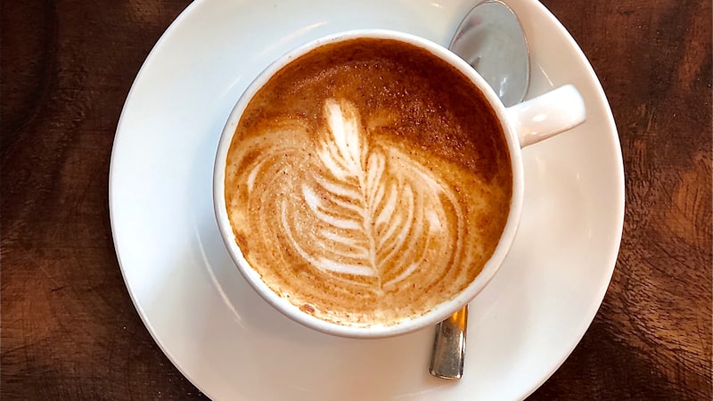 Rosetta en latte art vue du dessus dans une tasse de cappuccino