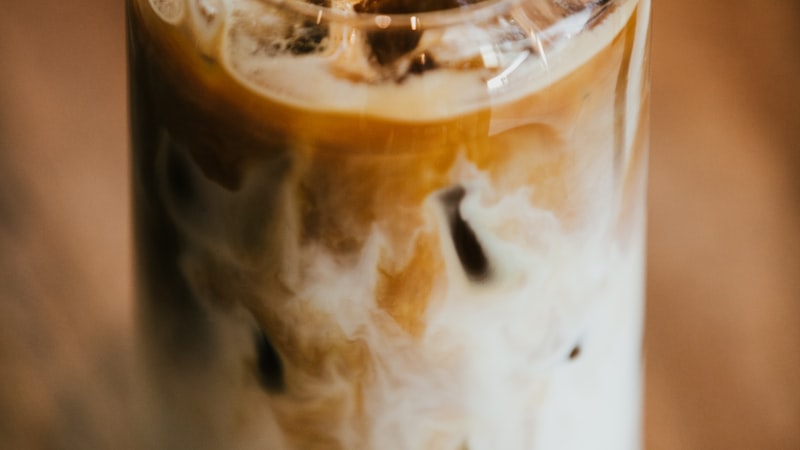 Mains de barista tassant le cafe avec un tamper dans un porte-filtre