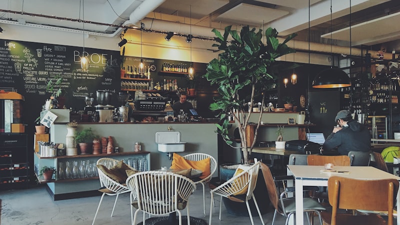 Interieur d'un coffee shop moderne avec comptoir et machine espresso