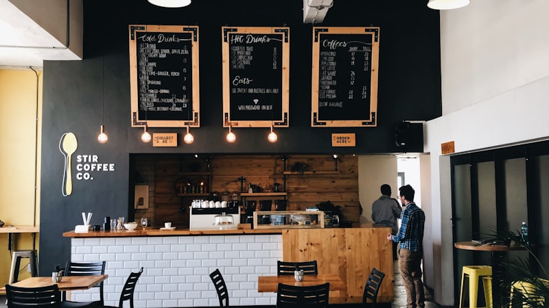 Barista servant un cafe a un client dans un coffee shop chaleureux et accueillant