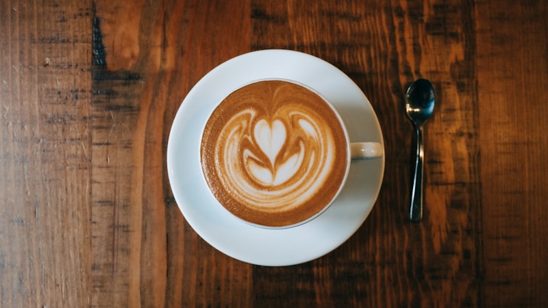 Grains de cafe en cours de torrefaction dans un torrefacteur artisanal