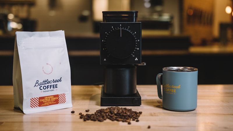 Session de cupping cafe de specialite avec tasses alignees et cuilleres de degustation