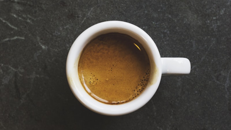 Machine espresso semi-automatique extrayant un double espresso dans un verre