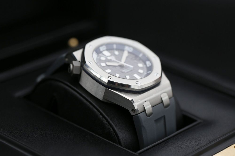 AUDEMARS PIGUET ROYAL OAK DIVER 15720ST (GREY 42MM) 2022 preview 3