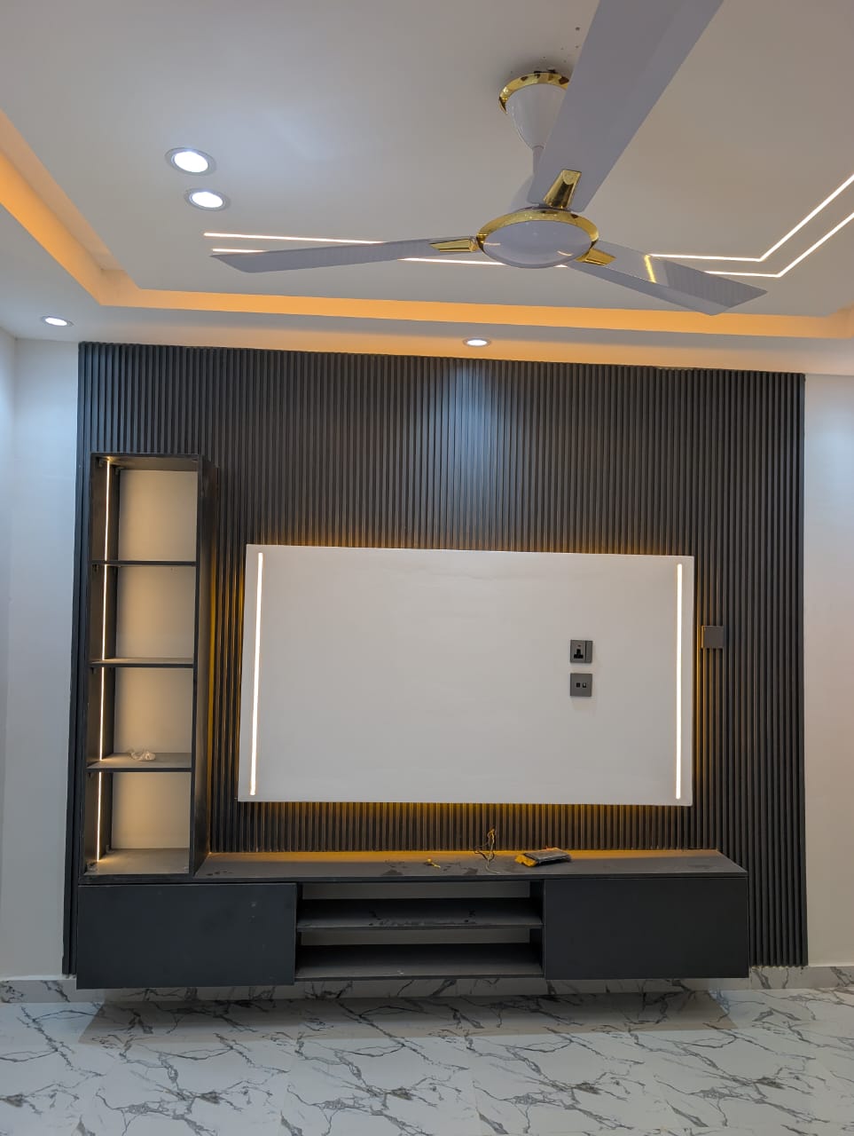 Modern Living Room Feature Wall with Illuminated Gypsum Ceiling
