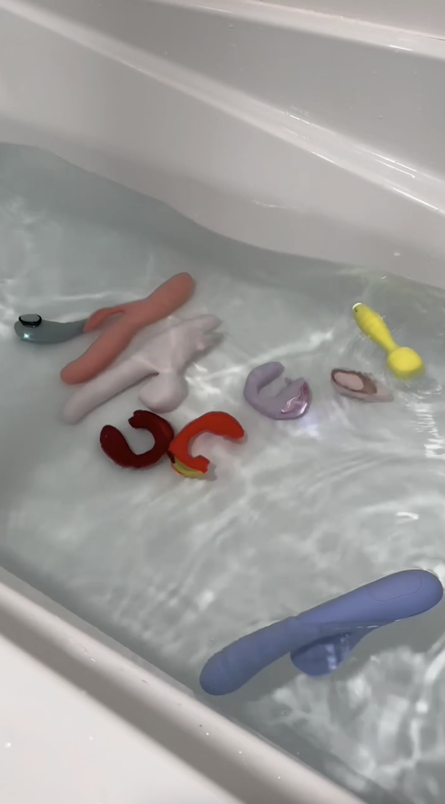 bathtub sex toy Review: Bubble Love pleasure jet sex toy and Dilly attachment main image 1