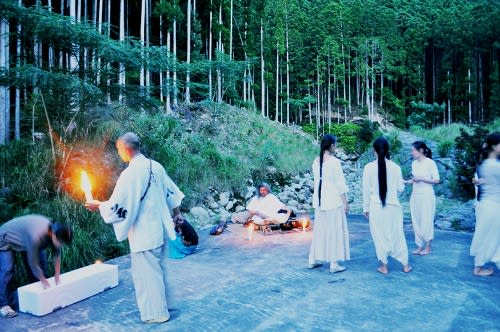 Performance de danza contemporánea en las montañas de Kumano.