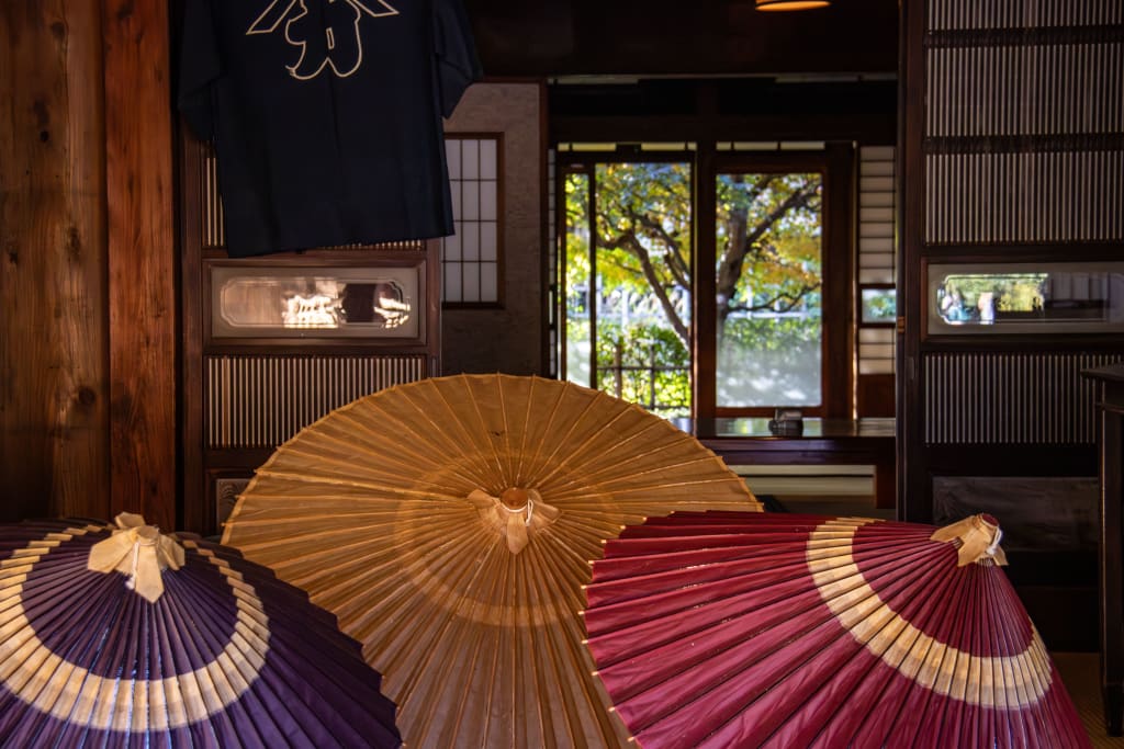 Trois parapluies japonais dans une vieille maison