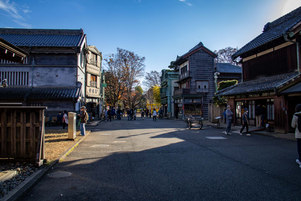 De nombreux bâtiments différents dans la zone est du Musée d'architecture en plein air d'Edo-Tokyo