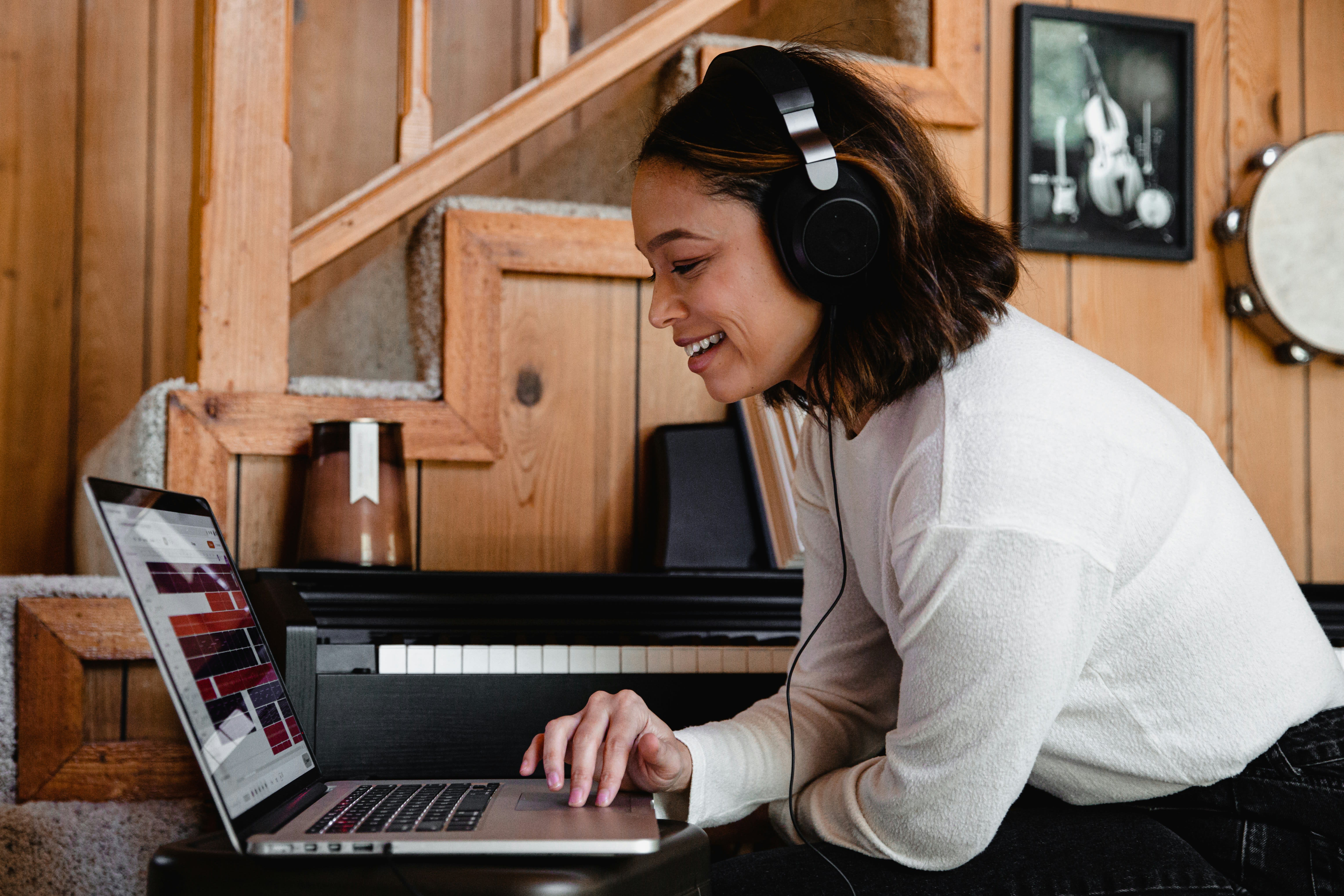 Orang lagi nyoba settingan audio di HP buat benerin suara headphone.