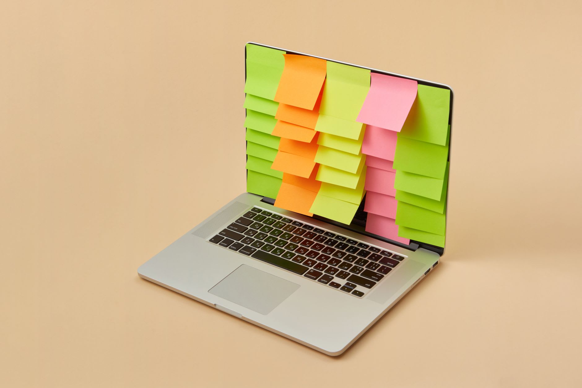 Tampilan tab Startup apps di Task Manager Windows 11 untuk menonaktifkan aplikasi yang tidak perlu.