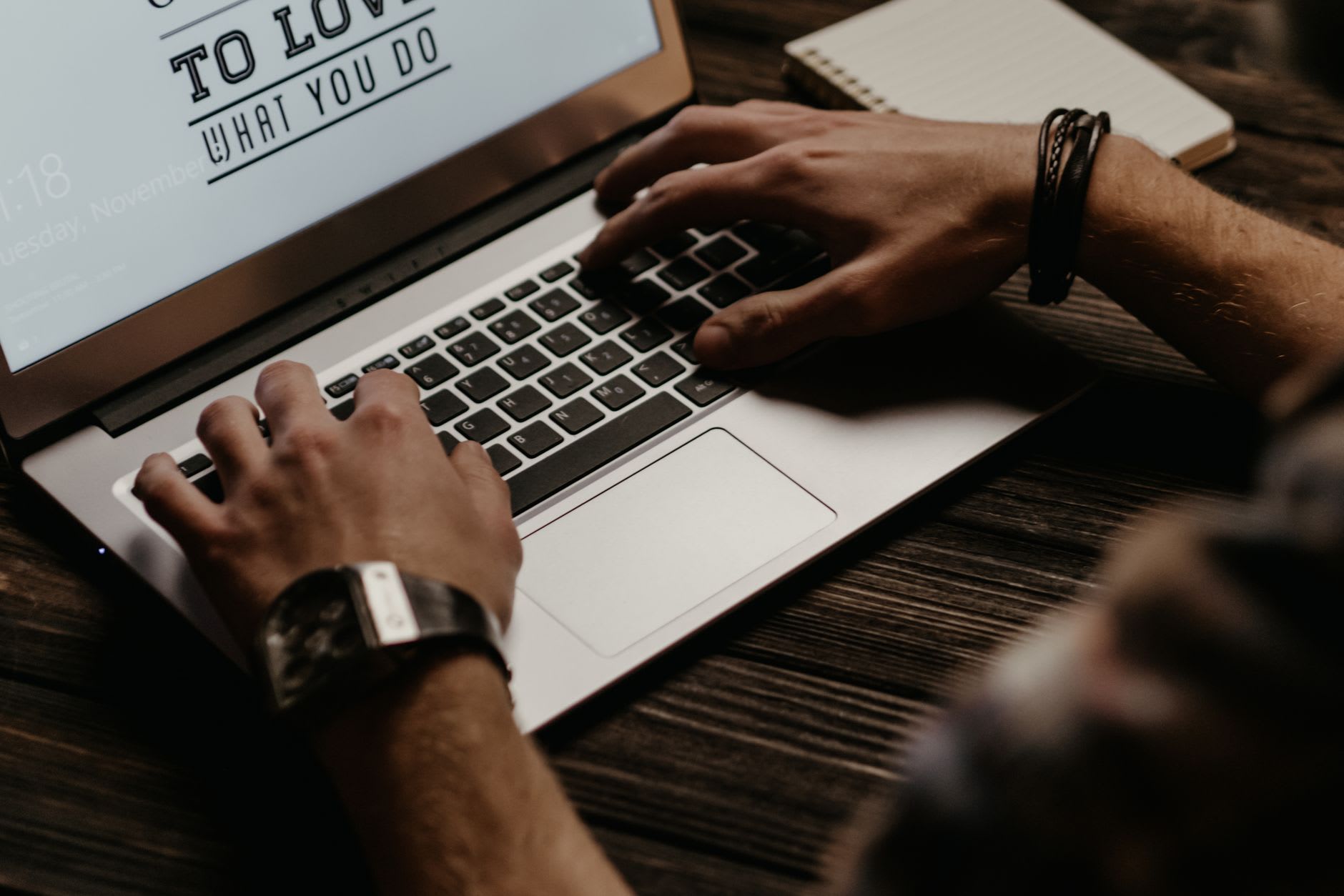 Jangan ragu untuk mengulang dan memperbaiki prompt demi mendapatkan output terbaik.