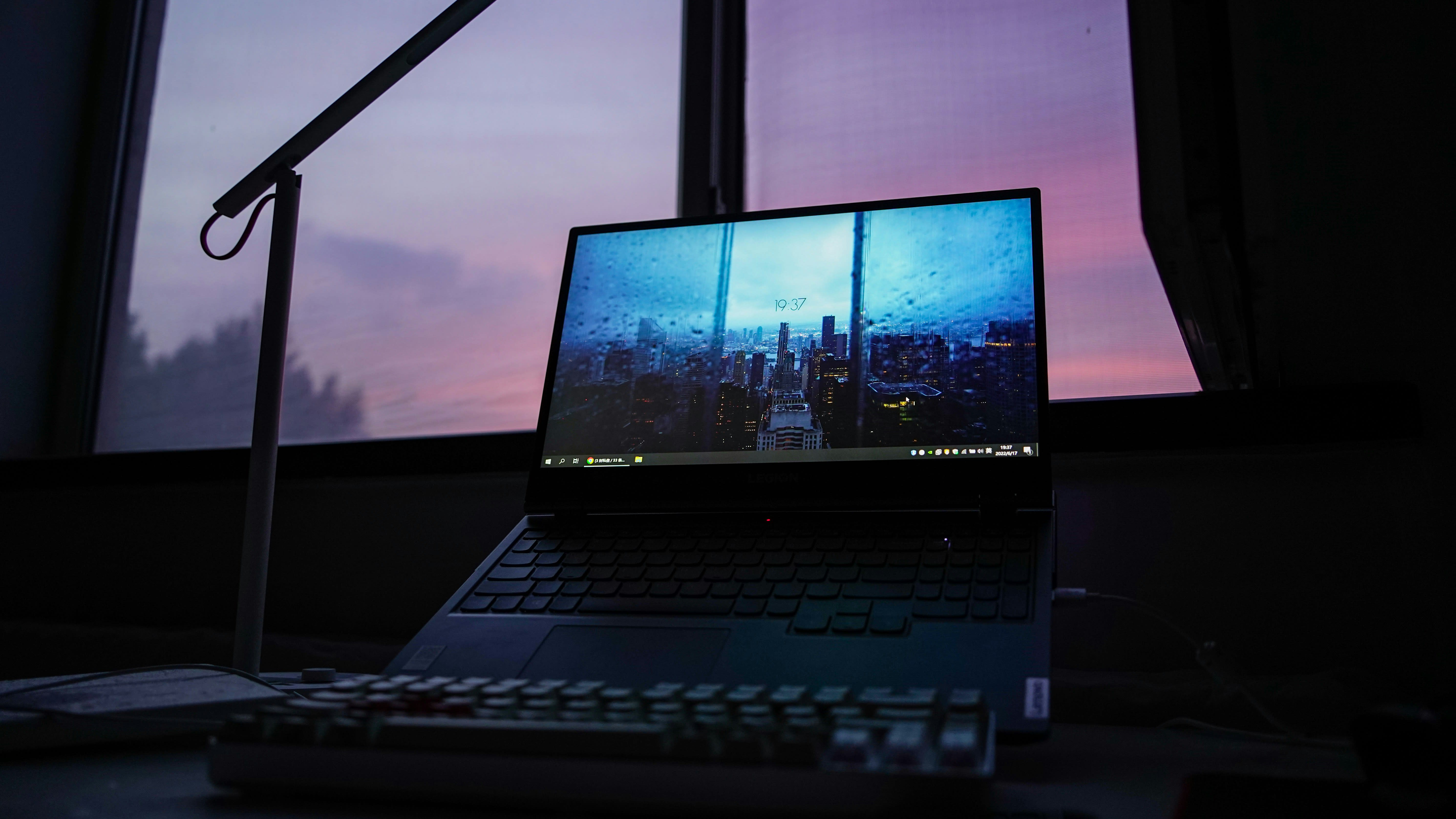 Tampilan antarmuka laptop Windows 11 yang menunjukkan indikasi loading atau proses lambat.