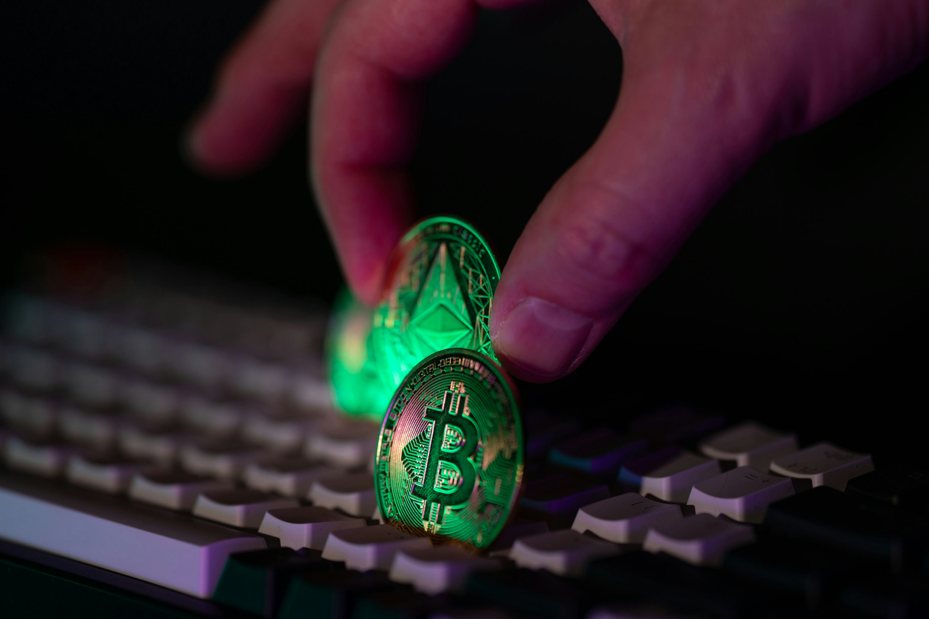 Pengguna memverifikasi informasi proyek crypto untuk airdrop.