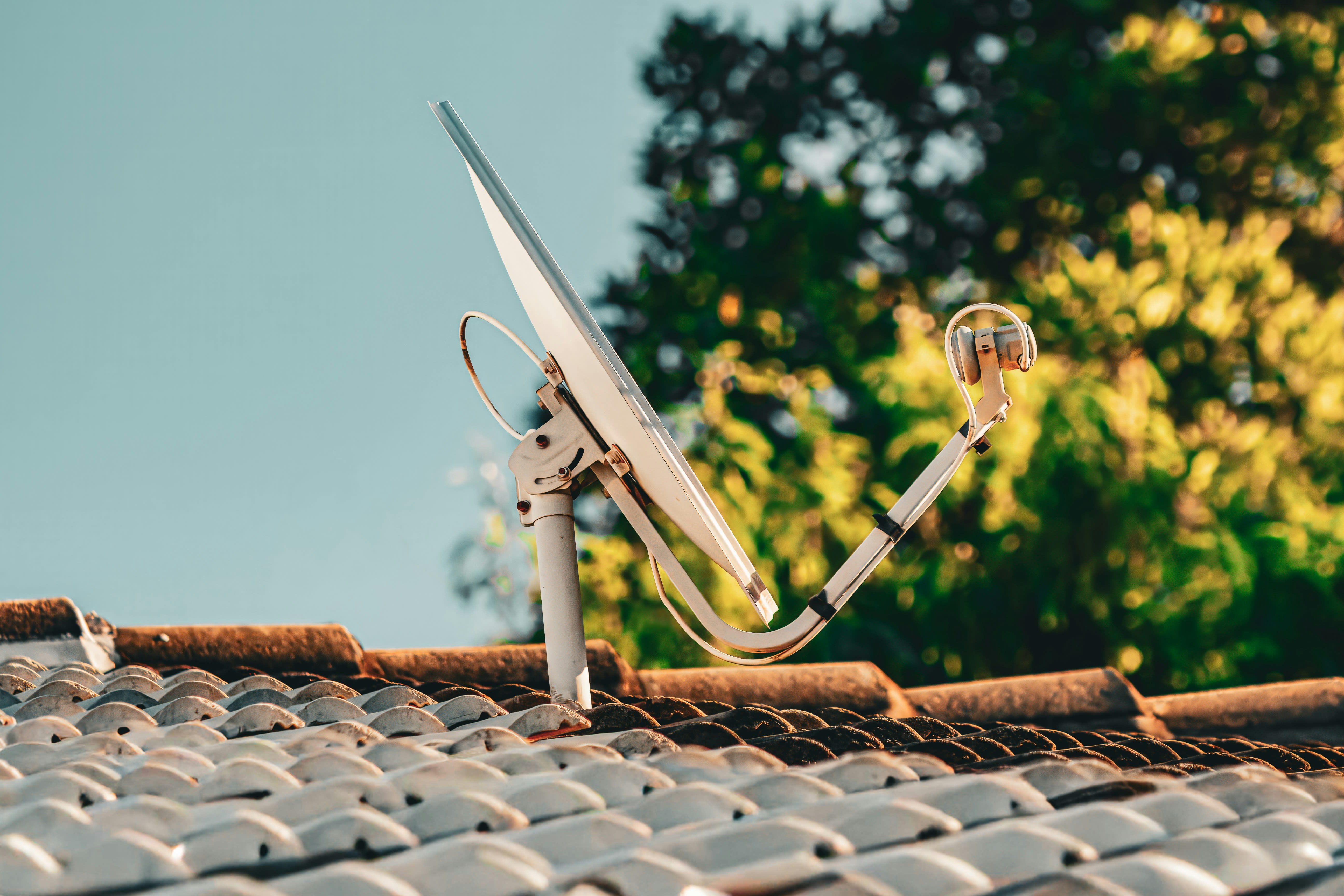 Router Wi-Fi yang ditempatkan di posisi strategis di tengah rumah.