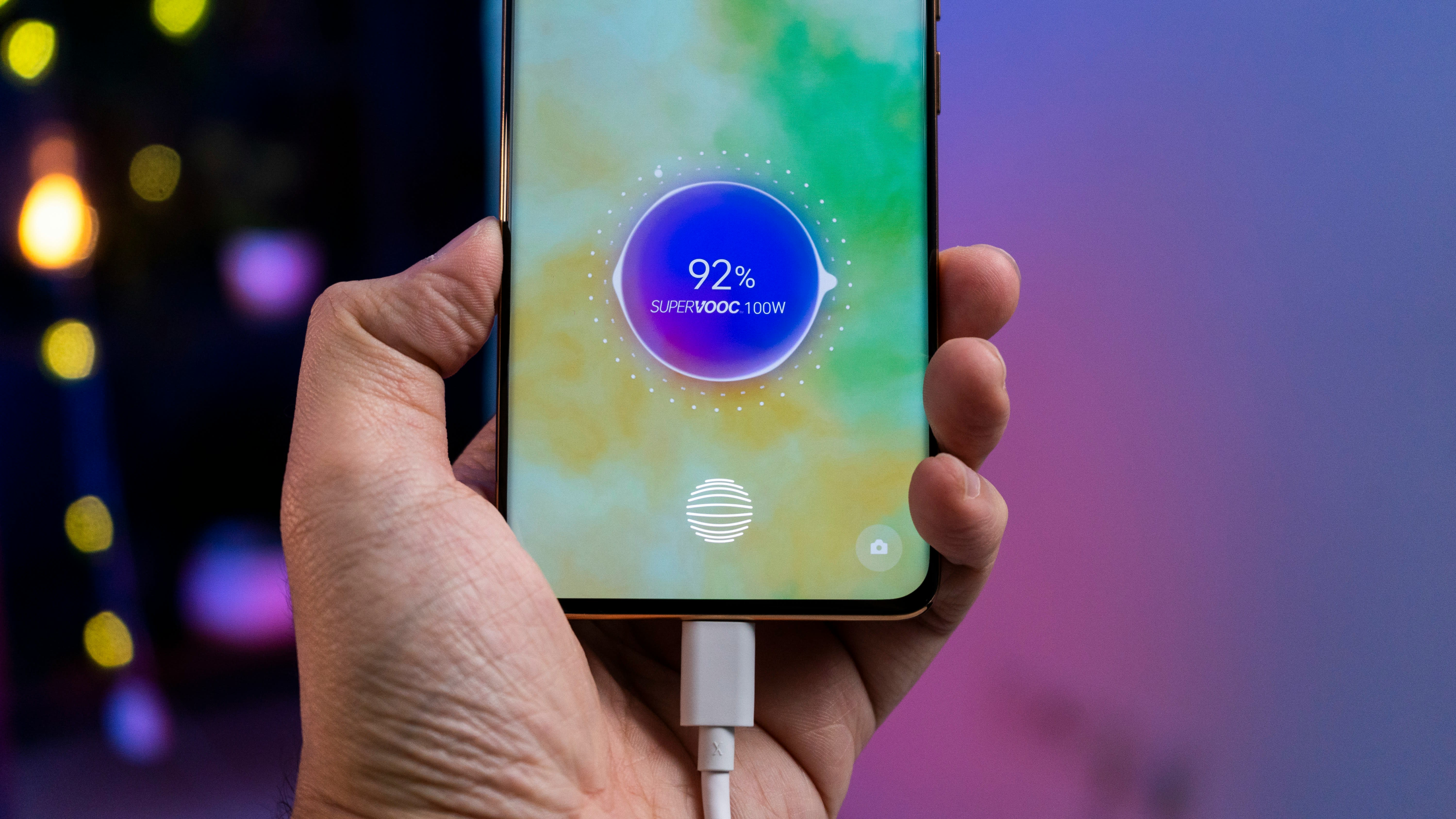 Tampilan indikator baterai rendah pada layar smartphone