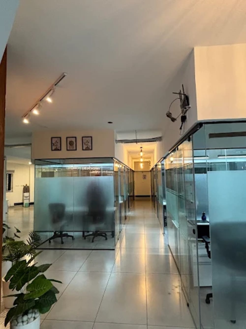 Workspace by Emlen Coworking Space in jayanagar