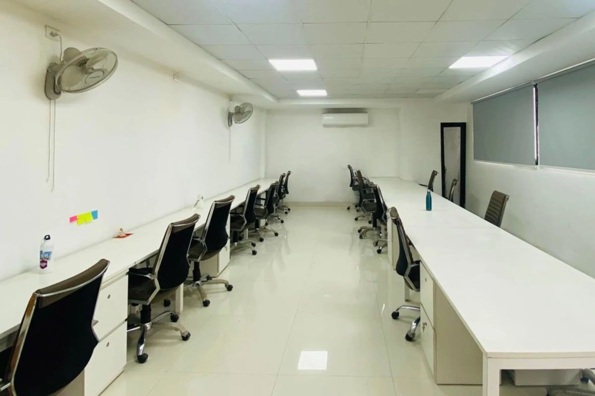 Hustle Space Aero - Opp Mall of Asia, Amrutahalli Coworking Space in byatarayanapura — photo 5
