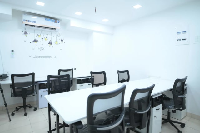 Workzone Office Spaces - OM Tower Coworking Space in park street area — photo 2