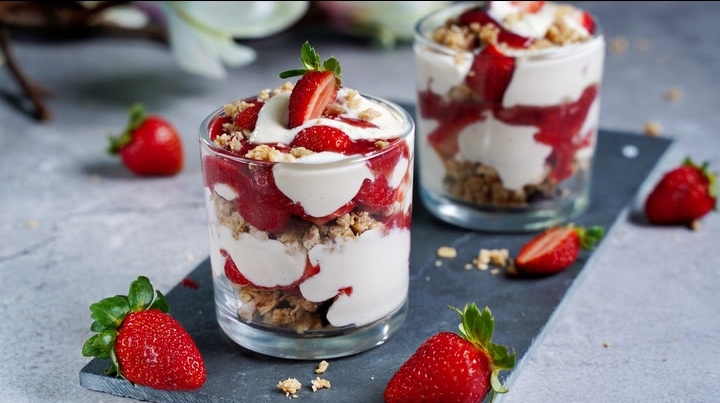 Strawberry Parfait (Layered Dessert)