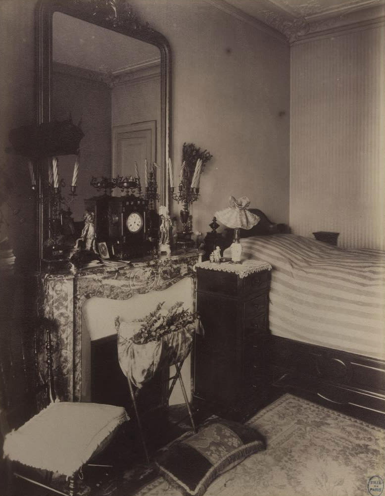 Interior of Madame C., Milliner, Place Saint-André-des-Arts, 1910. Image courtesy of Ville de Paris / BHVP / Roger-Viollet.