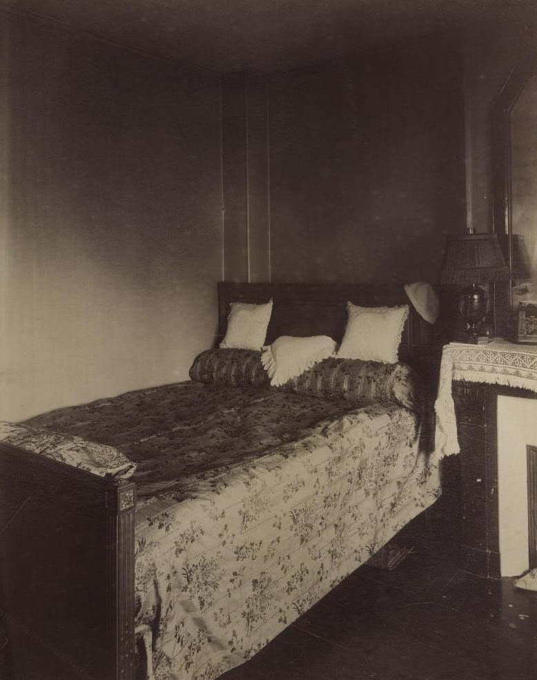 Interior of M. C., Decorator, Rue du Montparnasse, 1910. Image courtesy of Ville de Paris / BHVP / Roger-Viollet.