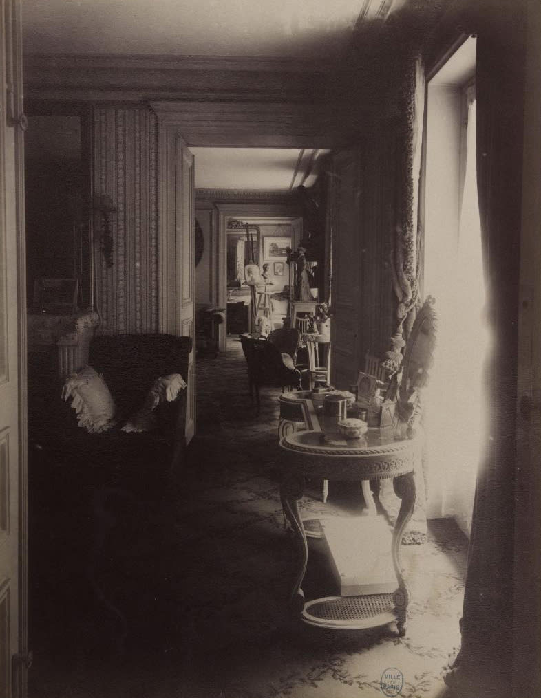 Interior of M. F., Merchant, Rue Montaigne, 1910. Image courtesy of Ville de Paris / BHVP / Roger-Viollet.