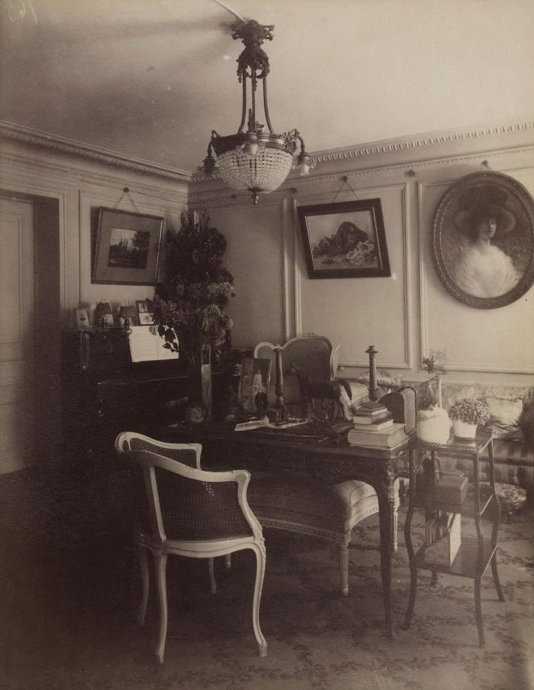 Interior of M. F., Merchant, Rue Montaigne, 1910. Image courtesy of Ville de Paris / BHVP / Roger-Viollet.