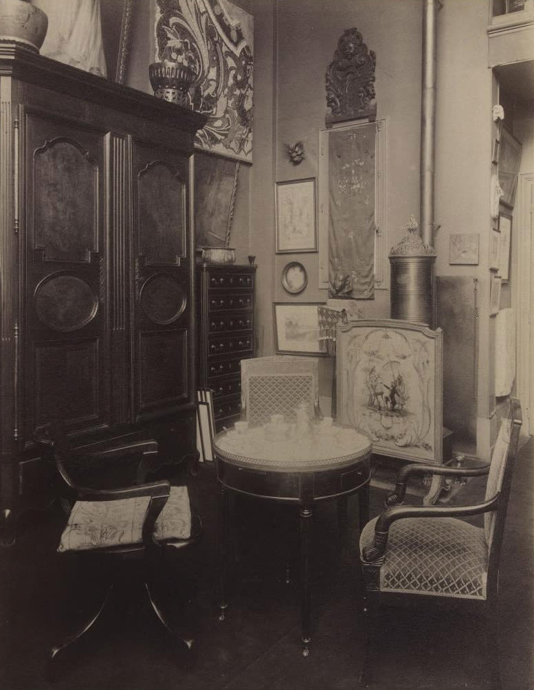 Interior of M. C., Decorator, Rue du Montparnasse, 1910. Image courtesy of Ville de Paris / BHVP / Roger-Viollet.