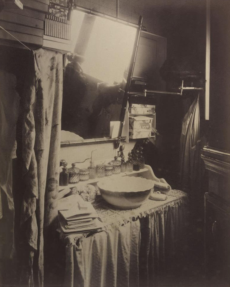 Interior of Madame C., Milliner, Place Saint-André-des-Arts, 1910. Image courtesy of Ville de Paris / BHVP / Roger-Viollet.