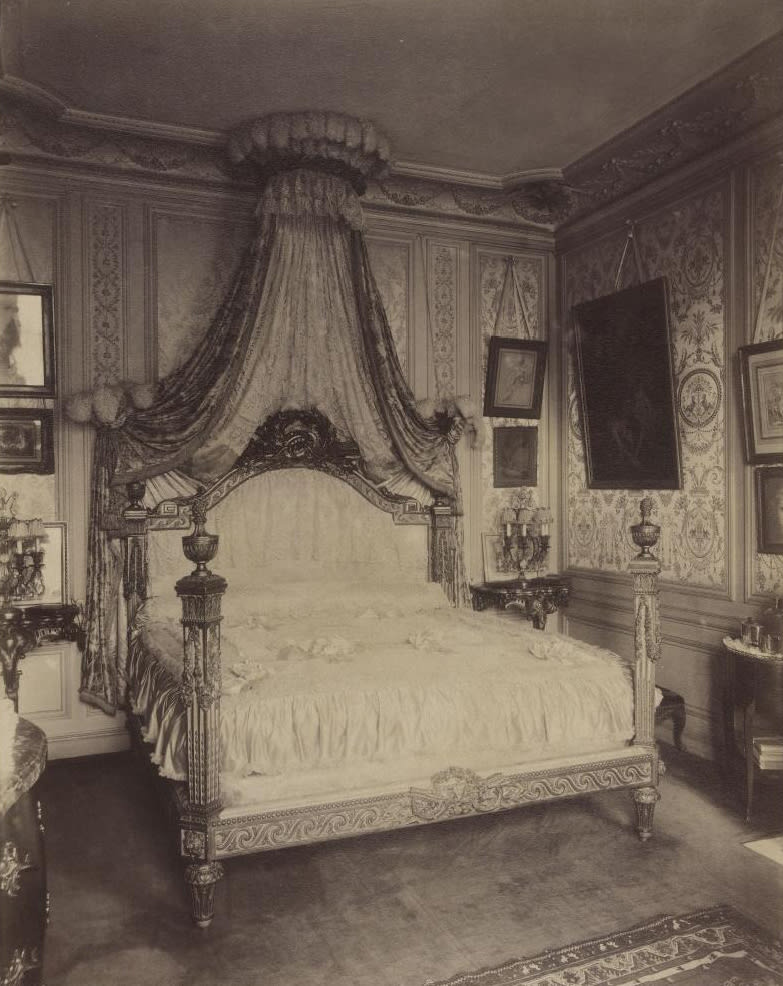 Interior of Mlle Sorel of the Comédie-Française, 99 Avenue des Champs-Elysées, 1910. Image courtesy of Ville de Paris / BH...