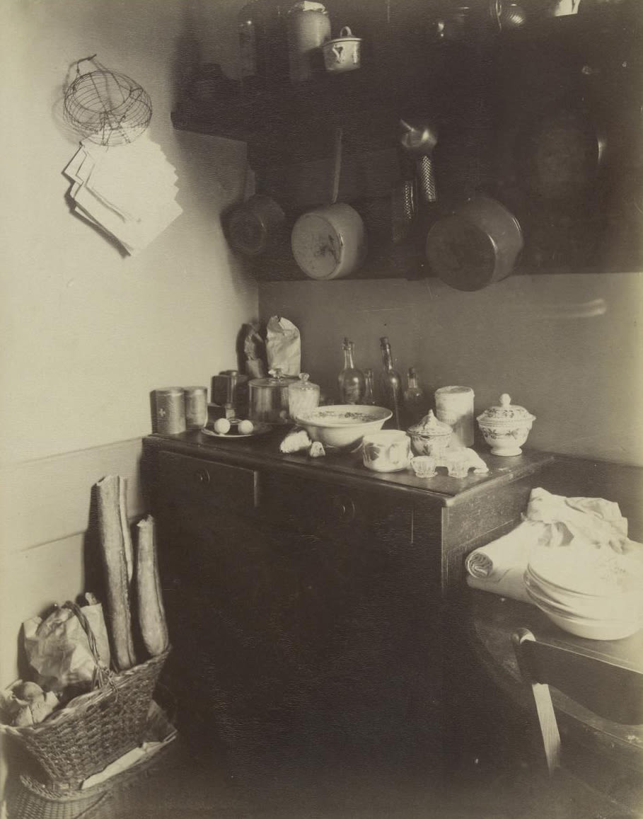 Interior of M. F., Merchant, Rue Montaigne, 1910. Image courtesy of Ville de Paris / BHVP / Roger-Viollet.