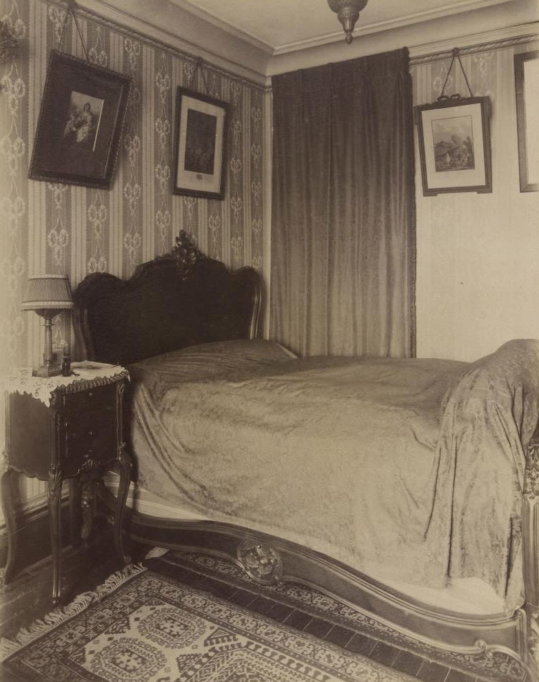Interior of Madame D., Landlady, Boulevard de Port-Royal, 1910. Image courtesy of Ville de Paris / BHVP / Roger-Viollet.