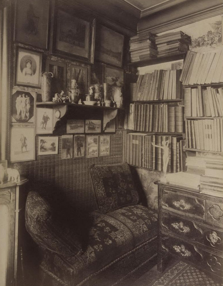Interior of M. R., Dramatic Artist, Rue Vavin, 1910. Image courtesy of Ville de Paris / BHVP / Roger-Viollet.