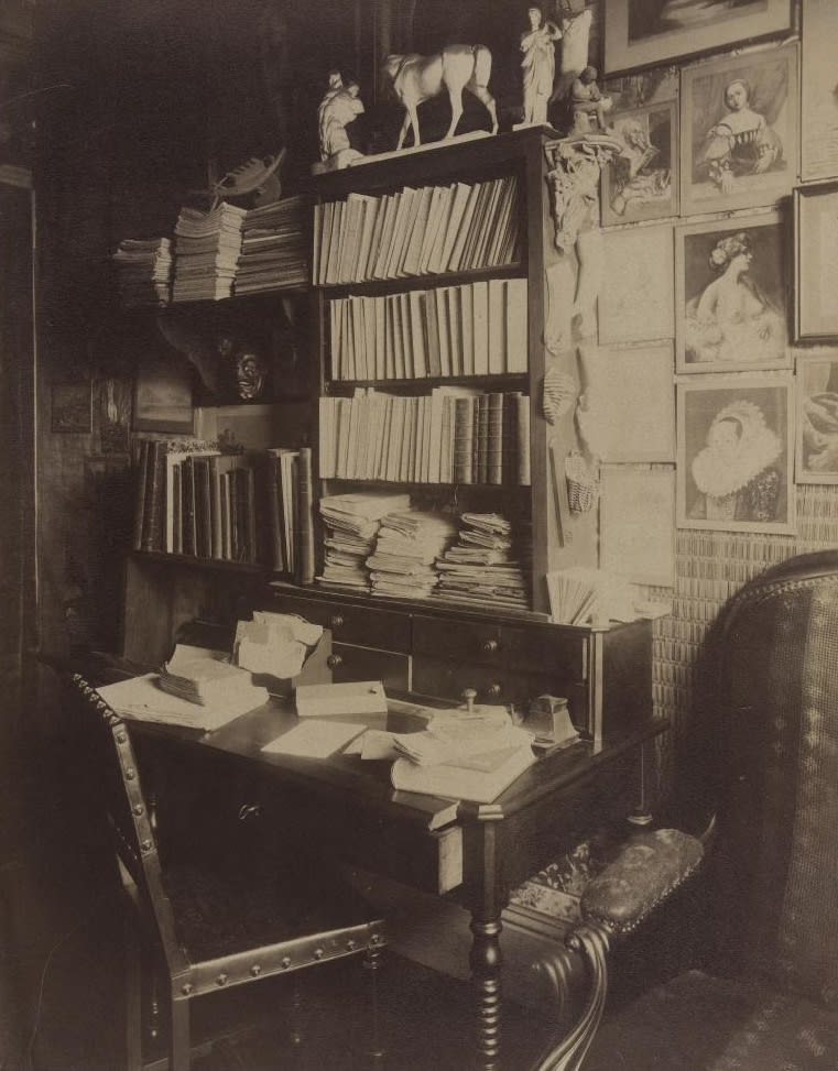 Interior of M. R., Dramatic Artist, Rue Vavin, 1910. Image courtesy of Ville de Paris / BHVP / Roger-Viollet.